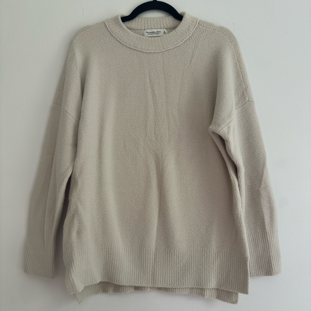 Abercrombie and Firch Women's Cream Sweater‎